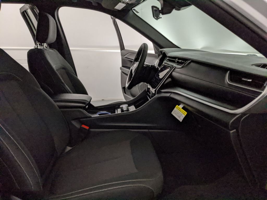 Used 2025 Jeep Grand Cherokee Laredo X image 21