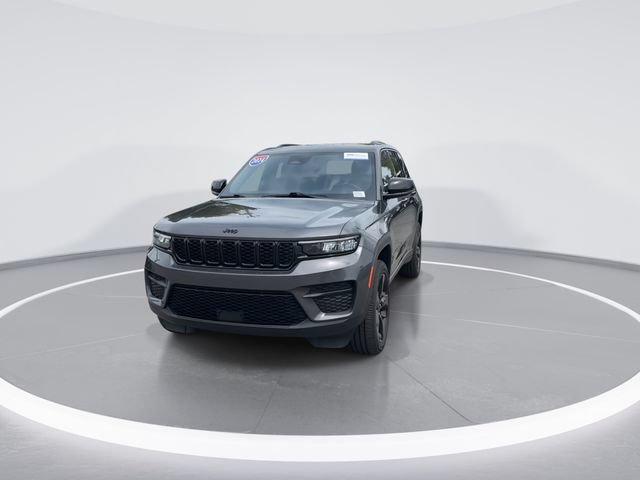 Used 2024 Jeep Grand Cherokee Altitude AWD/4WD image 2