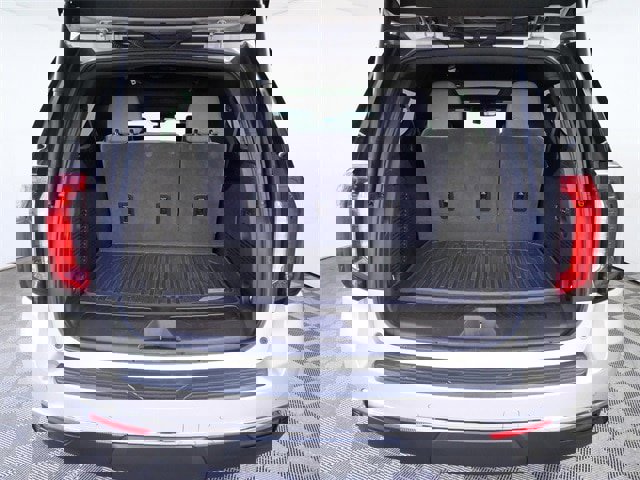 Used 2024 GMC Yukon XL SLT w/ SLT Premium Package image 11