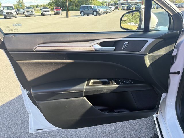 Certified 2017 Ford Fusion SE w/ Fusion SE Technology Package FWD image 7