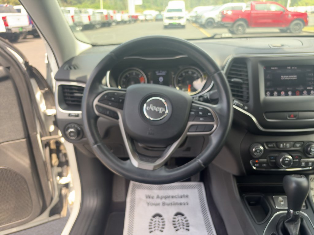 Used 2019 Jeep Cherokee Latitude Plus FWD image 30