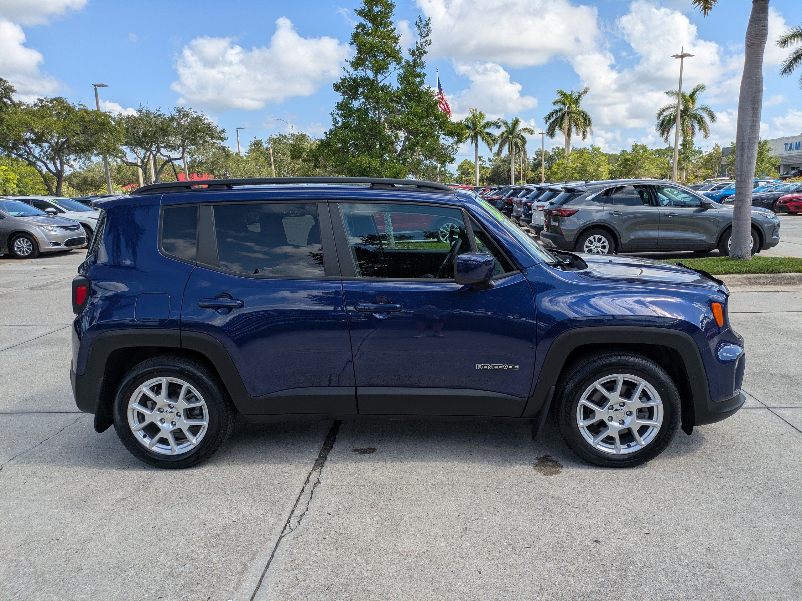 Used 2021 Jeep Renegade Latitude w/ Sun & Sound Group FWD image 3