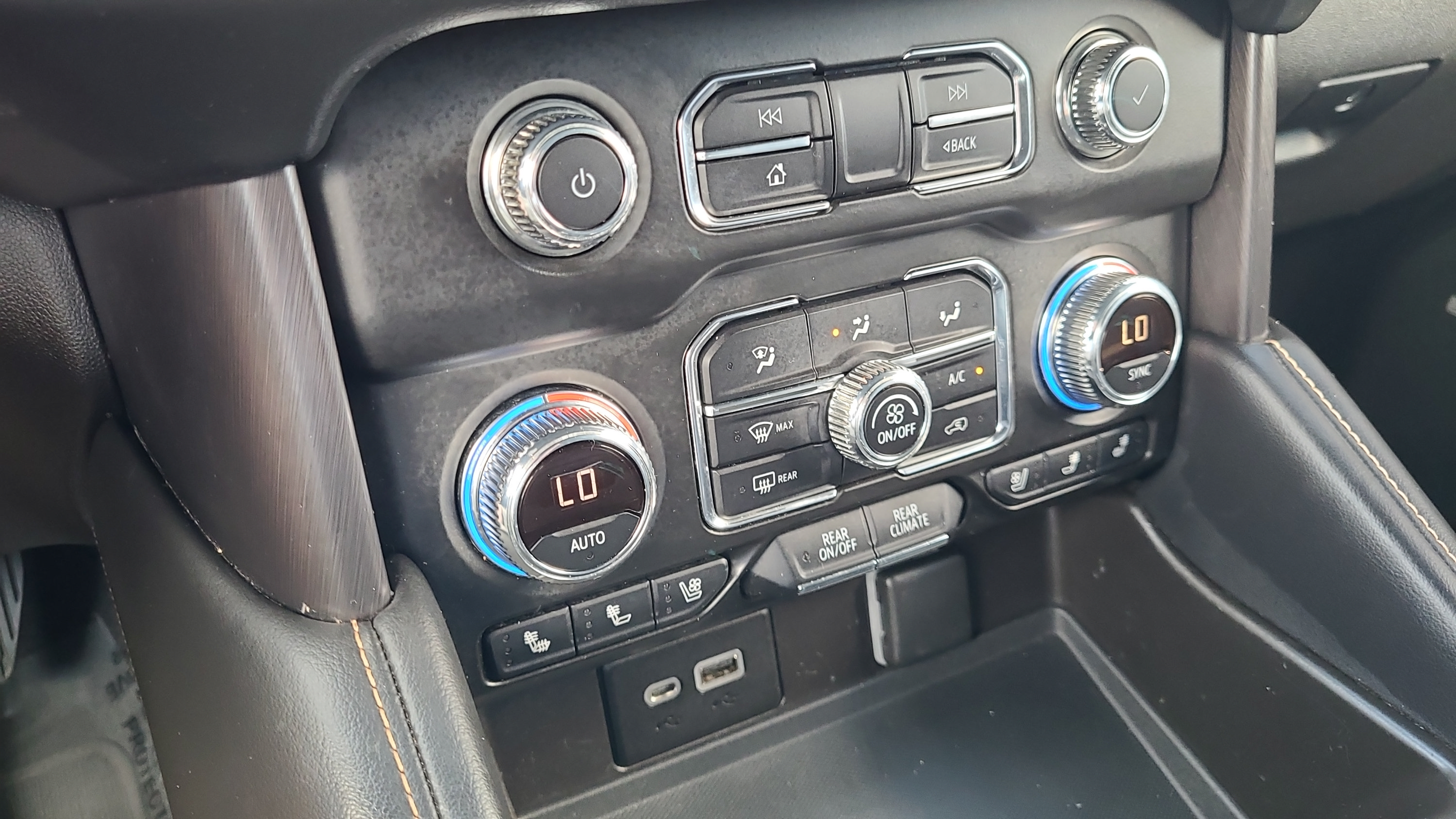 Used 2021 GMC Yukon XL AT4 w/ AT4 Premium Plus Package AWD/4WD image 23