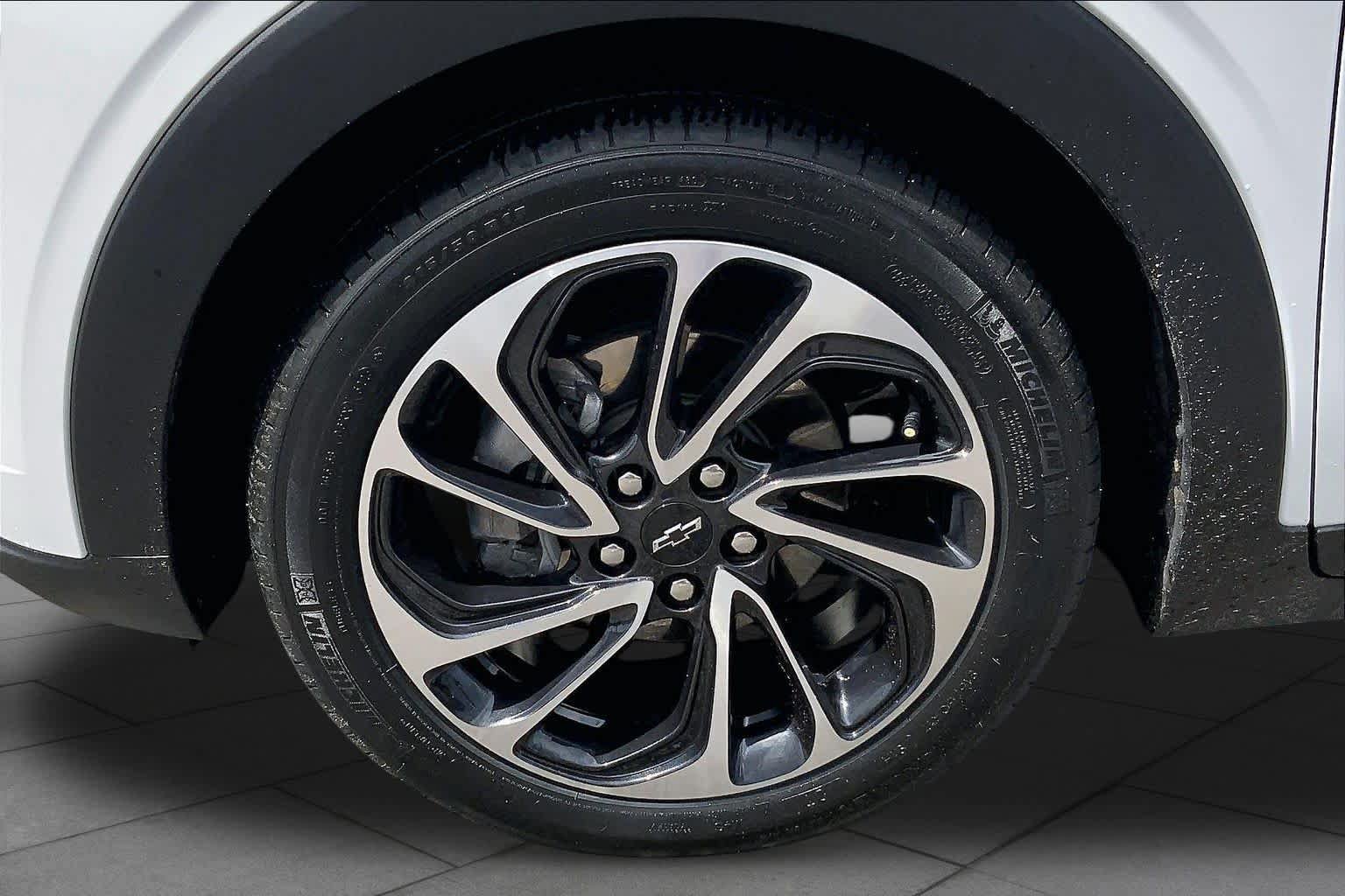 Used 2023 Chevrolet Bolt EUV Premier FWD image 9