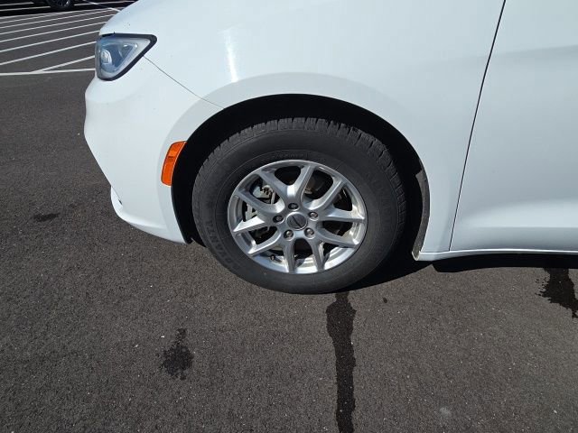Used 2023 Chrysler Pacifica Touring-L image 17