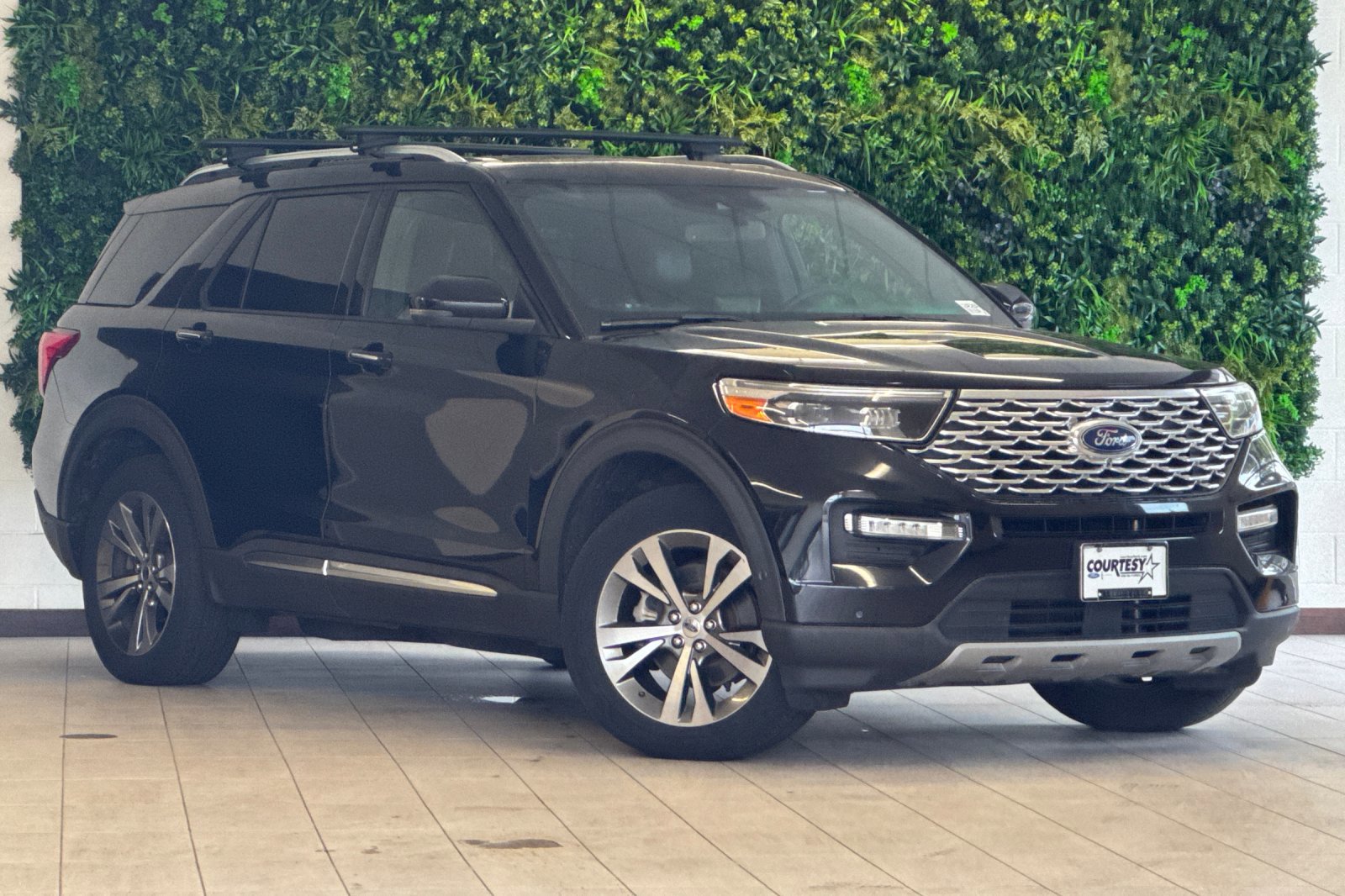 Certified 2020 Ford Explorer Platinum w/ Premium Technology Package AWD/4WD image 2