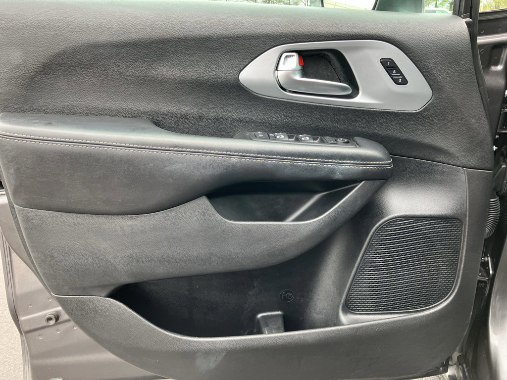 Used 2020 Chrysler Pacifica Touring-L Plus image 17