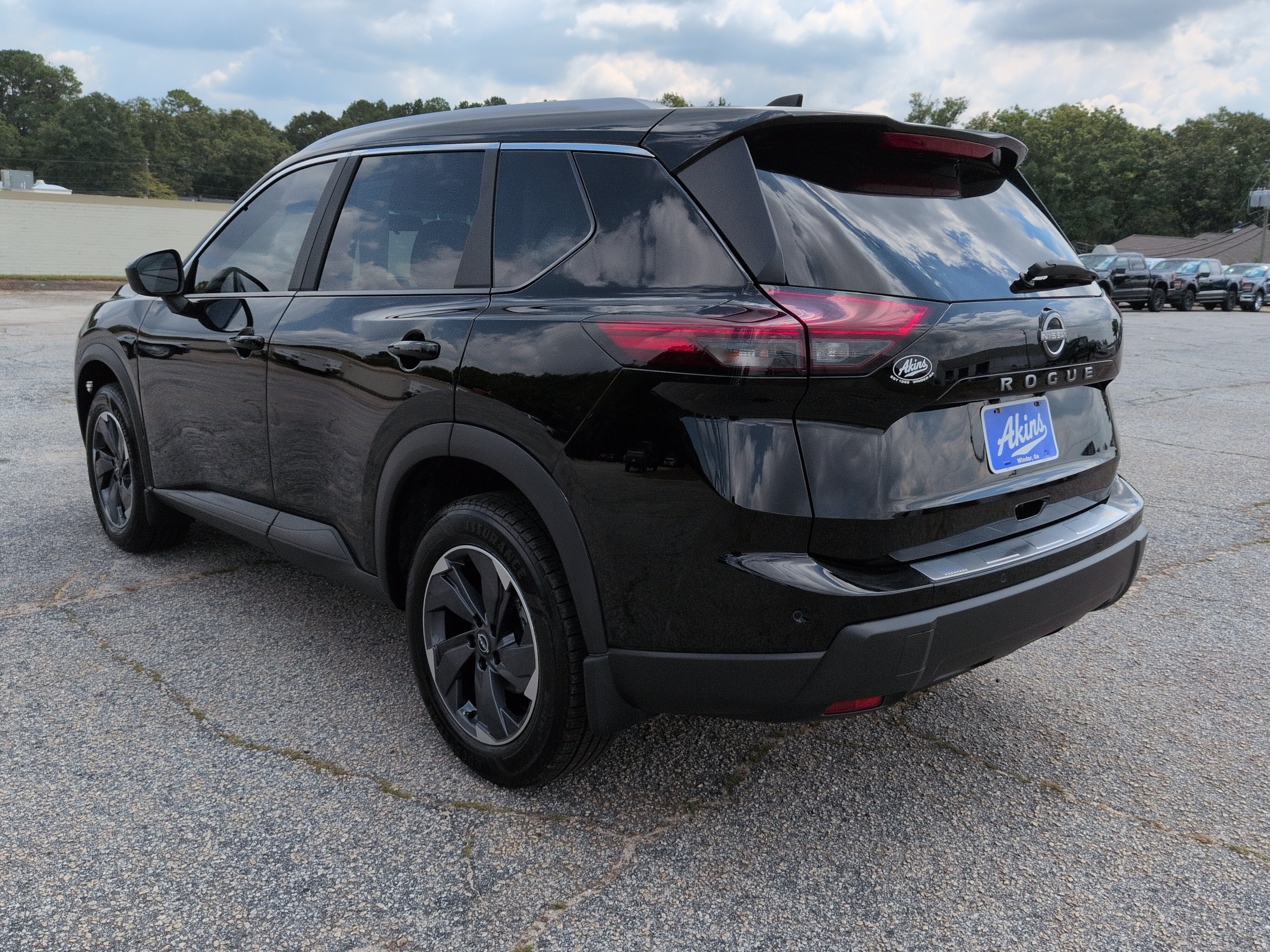 Used 2025 Nissan Rogue SV w/ SV Premium Package FWD image 5