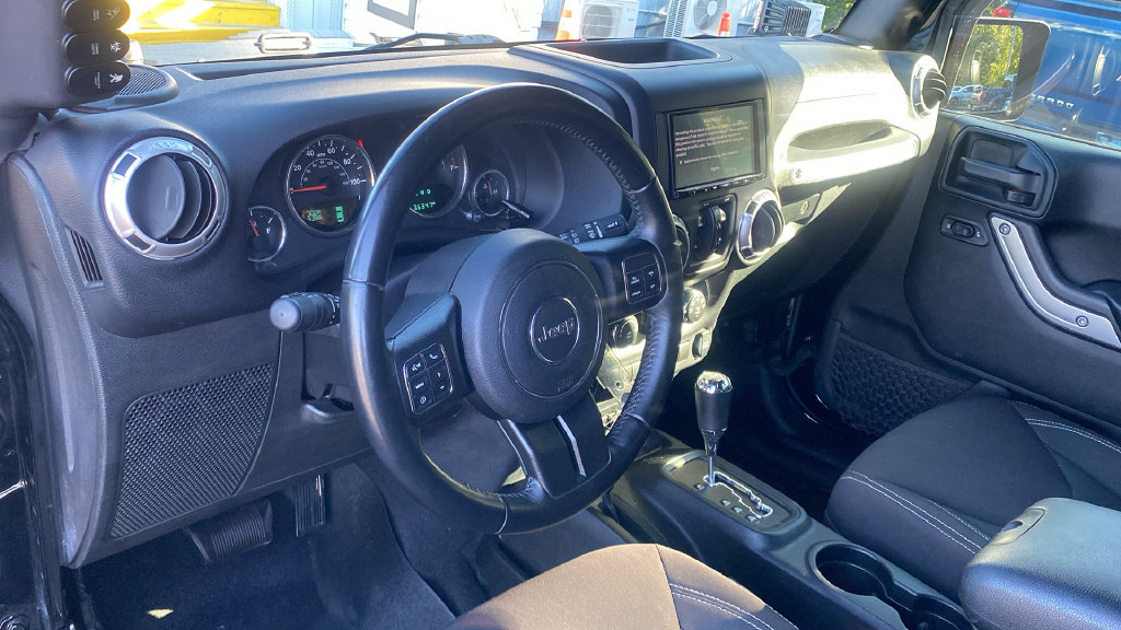 Used 2018 Jeep Wrangler Unlimited Sahara w/ Connectivity Group AWD/4WD image 15