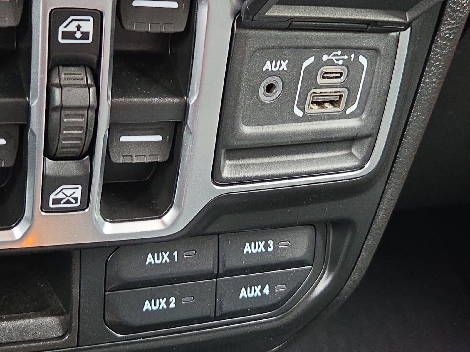 Used 2025 Jeep Gladiator Sport image 18