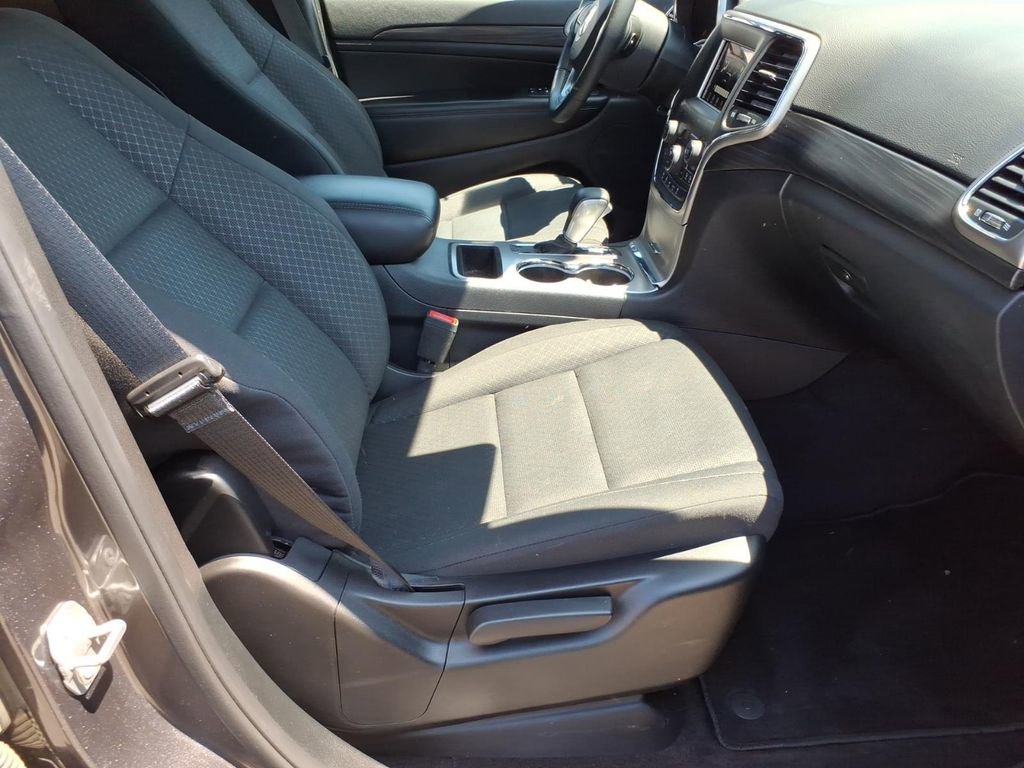 Used 2019 Jeep Grand Cherokee Laredo AWD/4WD image 9