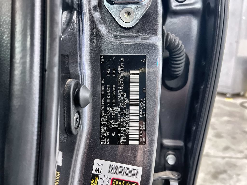 Used 2024 Toyota Highlander XLE FWD image 38