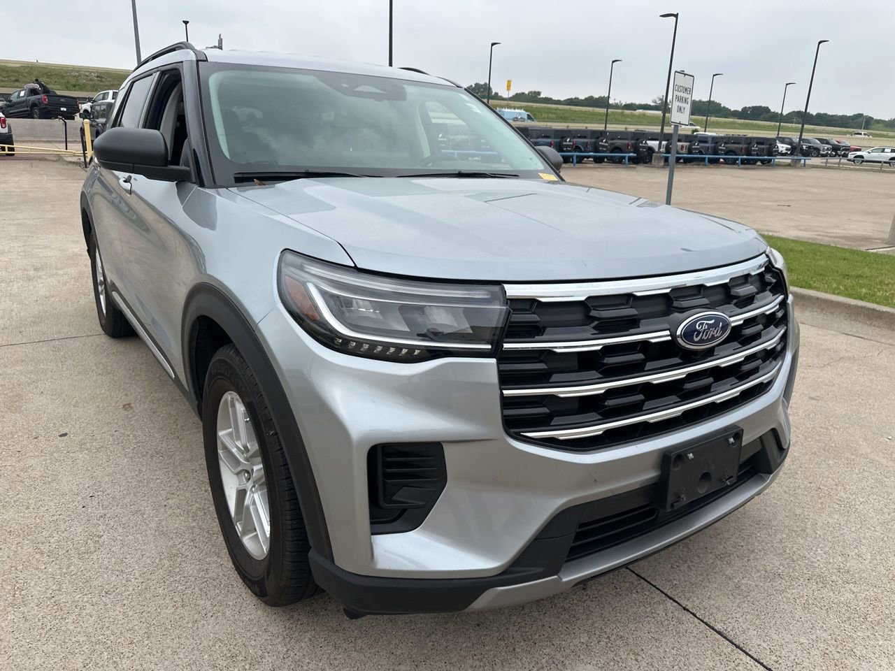 Certified 2025 Ford Explorer Active RWD image 3