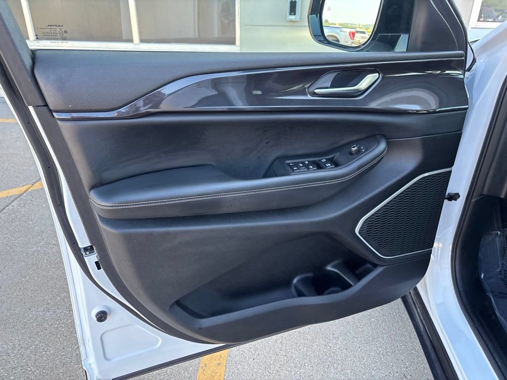 Used 2022 Jeep Grand Cherokee Altitude AWD/4WD image 13