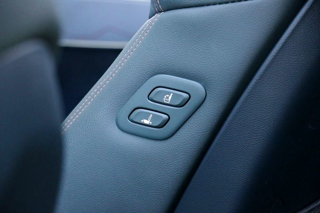 Used 2023 Genesis GV70 2.5T w/ Advanced Package image 23