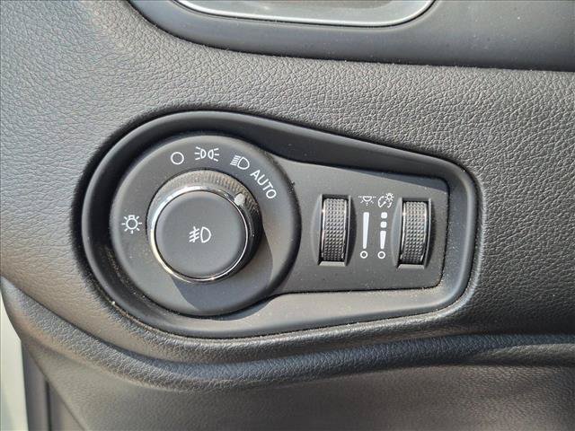 Used 2018 Jeep Renegade Latitude FWD image 13
