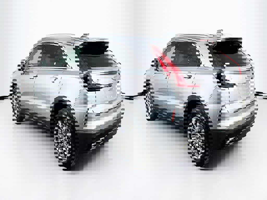 Used 2025 Cadillac XT4 Premium Luxury image 3
