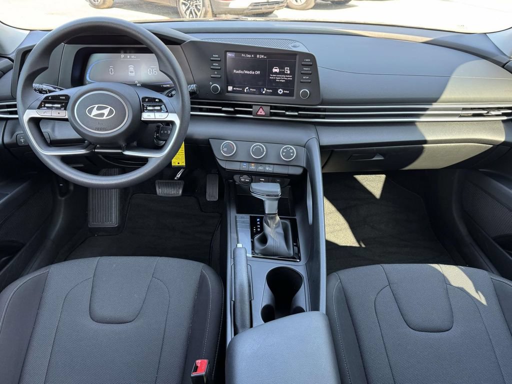 Used 2025 Hyundai Elantra SE FWD image 2