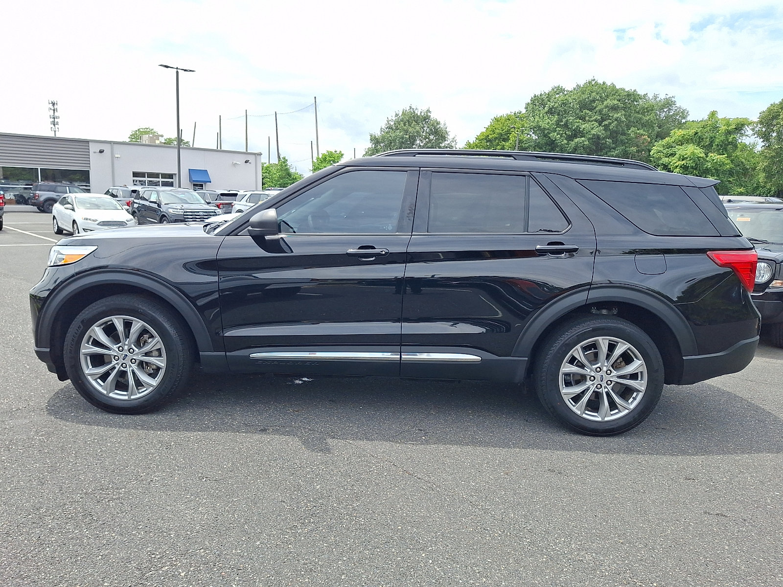 Certified 2023 Ford Explorer XLT w/ Equipment Group 202A AWD/4WD image 6