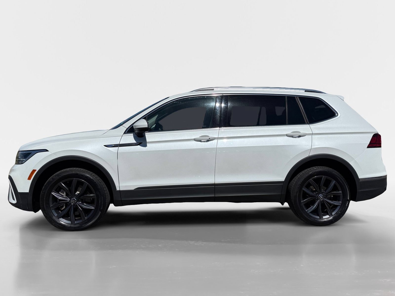 Used 2023 Volkswagen Tiguan SE FWD image 2