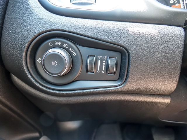 Used 2020 Jeep Renegade Latitude w/ Cold Weather Group AWD/4WD image 19