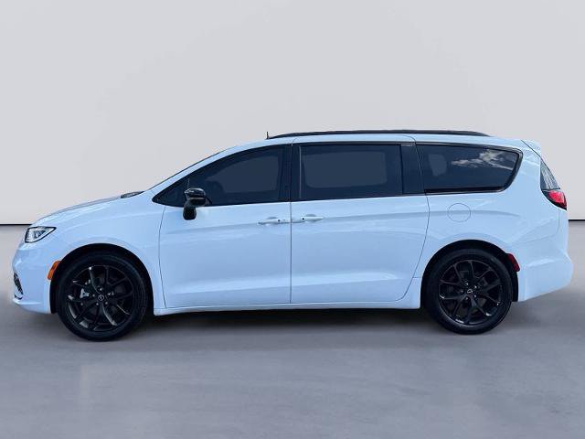 Used 2025 Chrysler Pacifica Limited FWD image 2