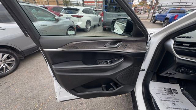 Used 2024 Jeep Grand Cherokee L Limited w/ Luxury Tech Group II image 9