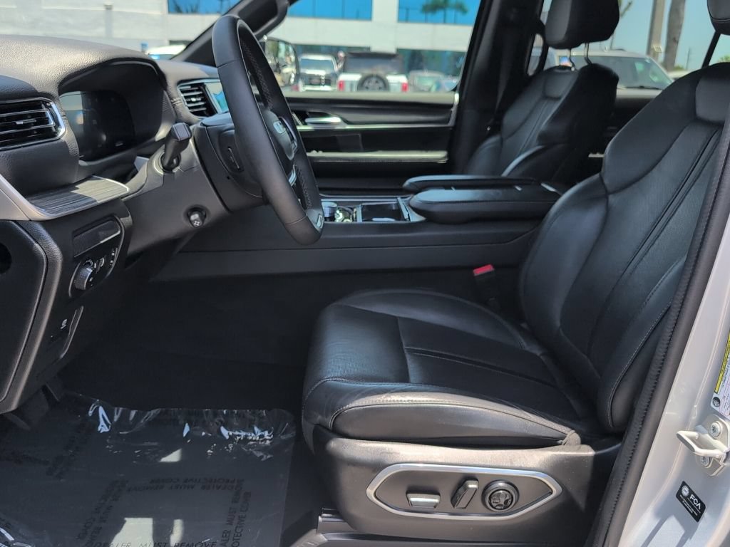 Used 2024 Jeep Wagoneer L Series II RWD image 8