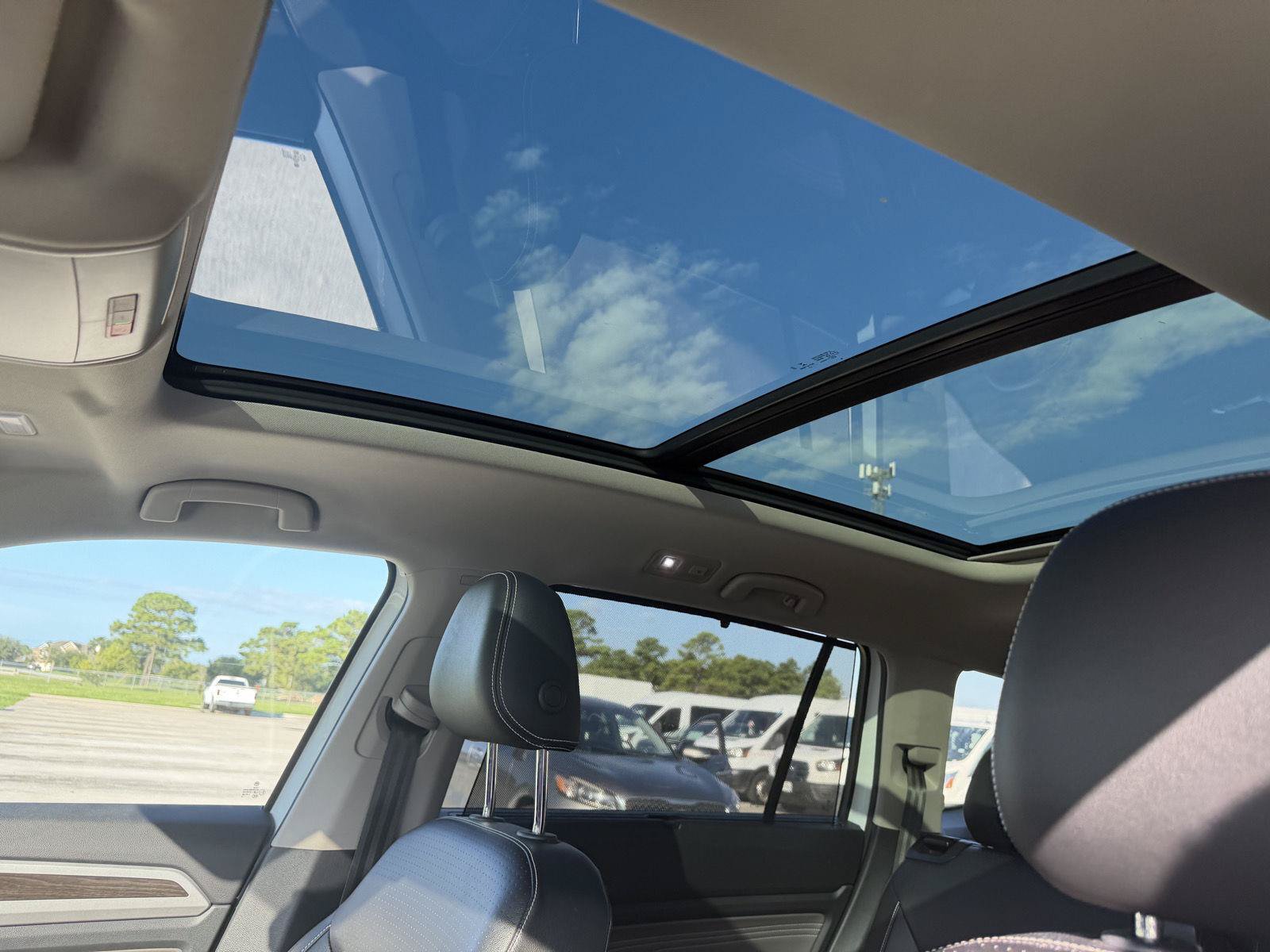 Used 2022 Volkswagen Atlas SE w/ Panoramic Sunroof Package FWD image 3