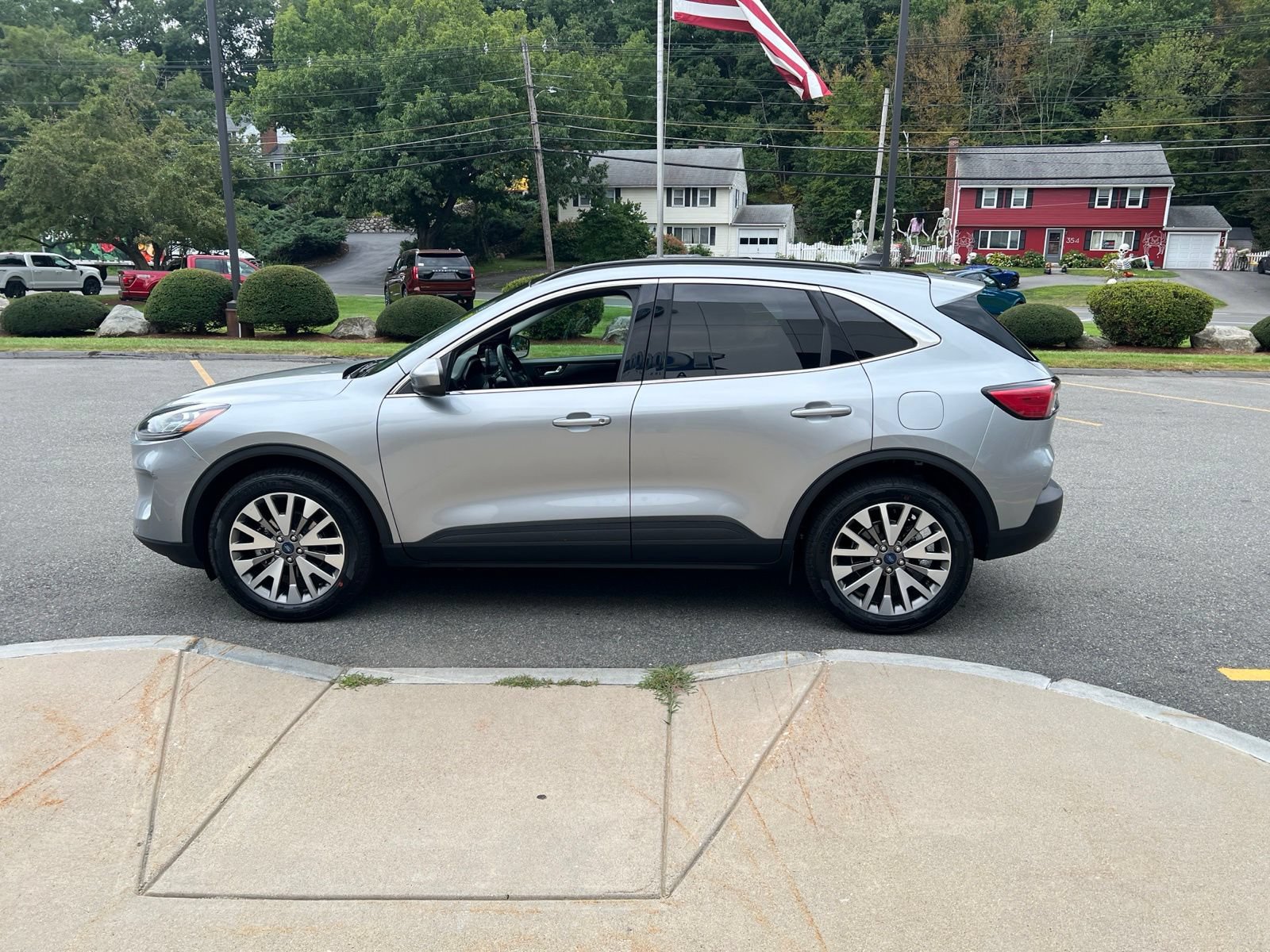 Certified 2022 Ford Escape Titanium w/ Class II Trailer Tow Package AWD/4WD image 3