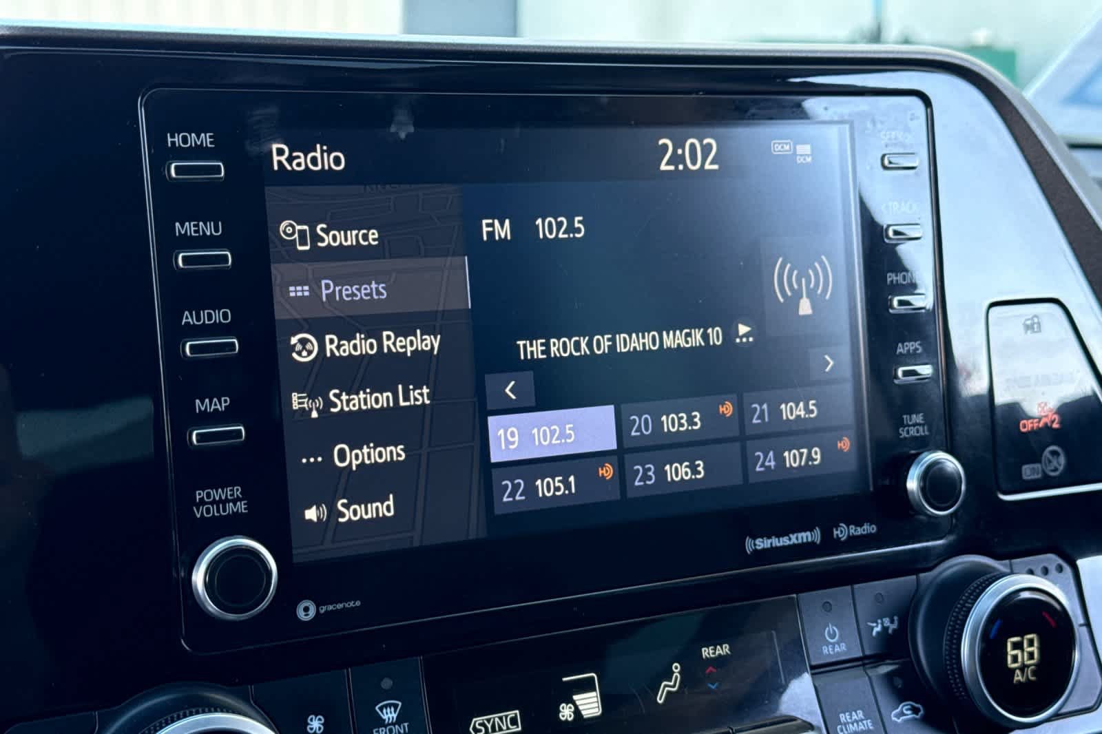 Used 2022 Toyota Highlander XLE AWD/4WD image 14