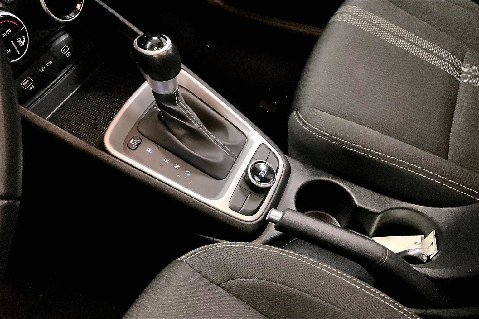 Used 2024 Hyundai Venue SEL image 16