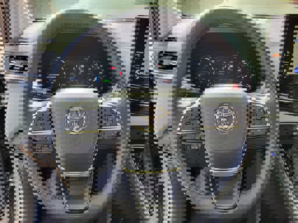 Used 2025 Toyota Sienna XLE image 21