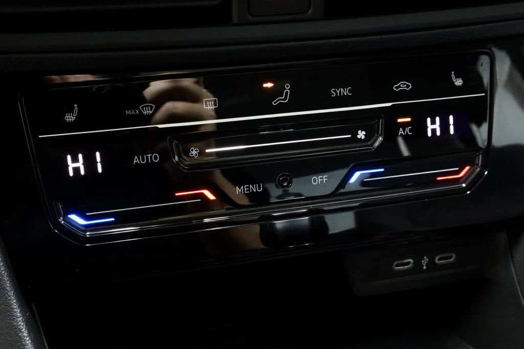 Used 2025 Volkswagen Jetta SE image 30