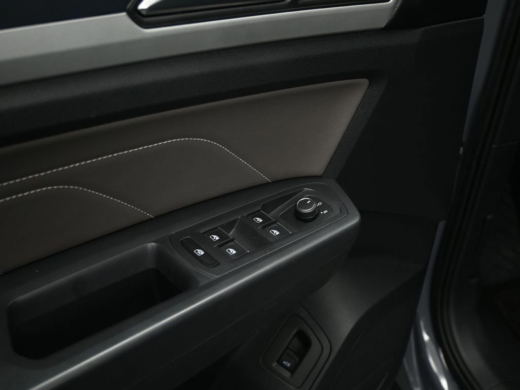 Used 2021 Volkswagen Atlas Cross Sport SE image 37