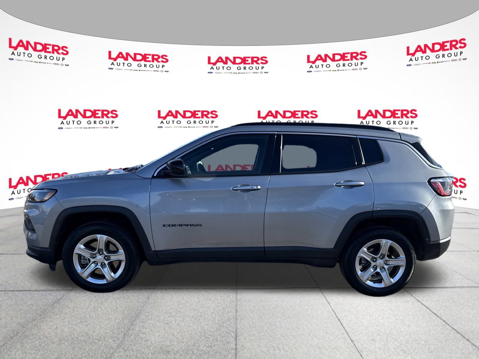 Used 2024 Jeep Compass Latitude image 2