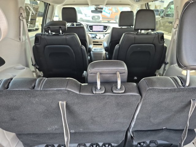 Used 2023 Chrysler Pacifica Touring-L AWD/4WD image 31