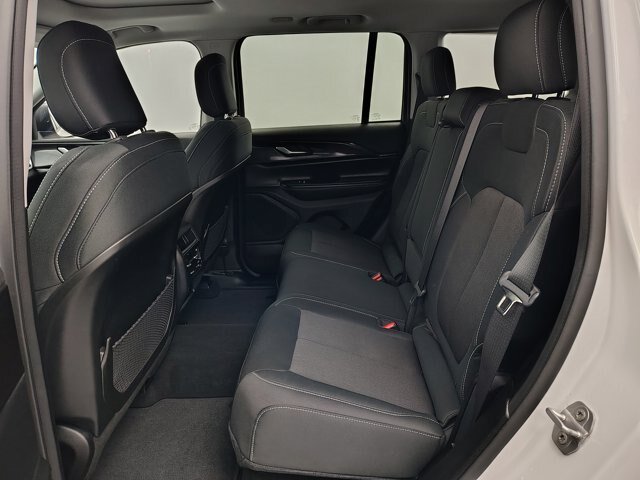 Used 2023 Jeep Grand Cherokee Laredo AWD/4WD image 20