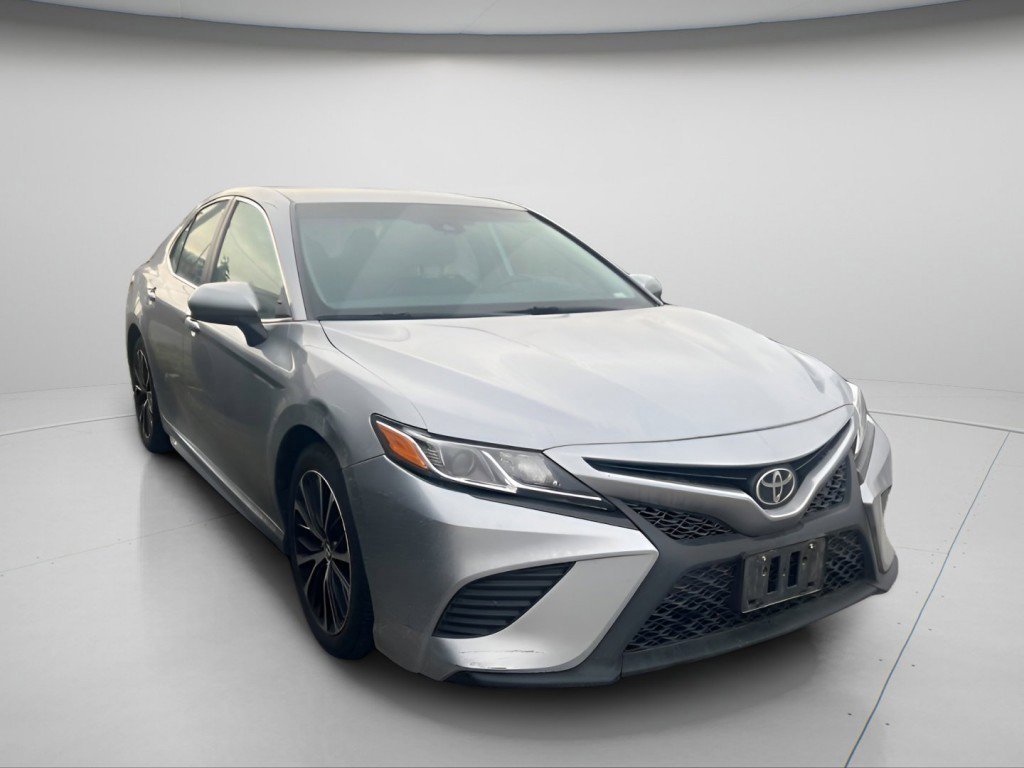 Used 2020 Toyota Camry SE image 1