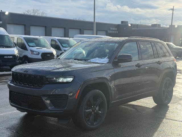 Used 2023 Jeep Grand Cherokee Altitude AWD/4WD image 5