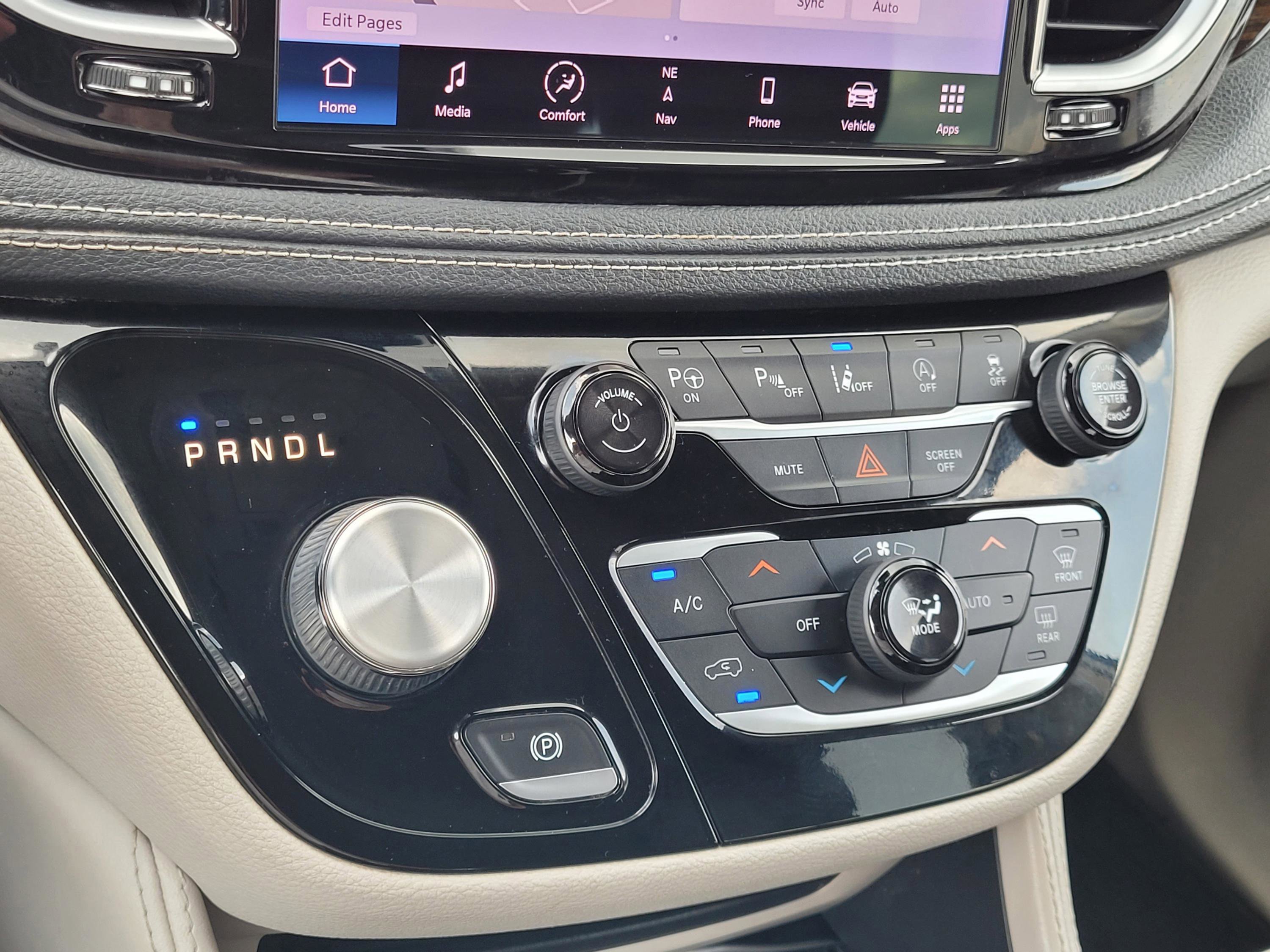 Used 2022 Chrysler Pacifica Limited FWD image 22