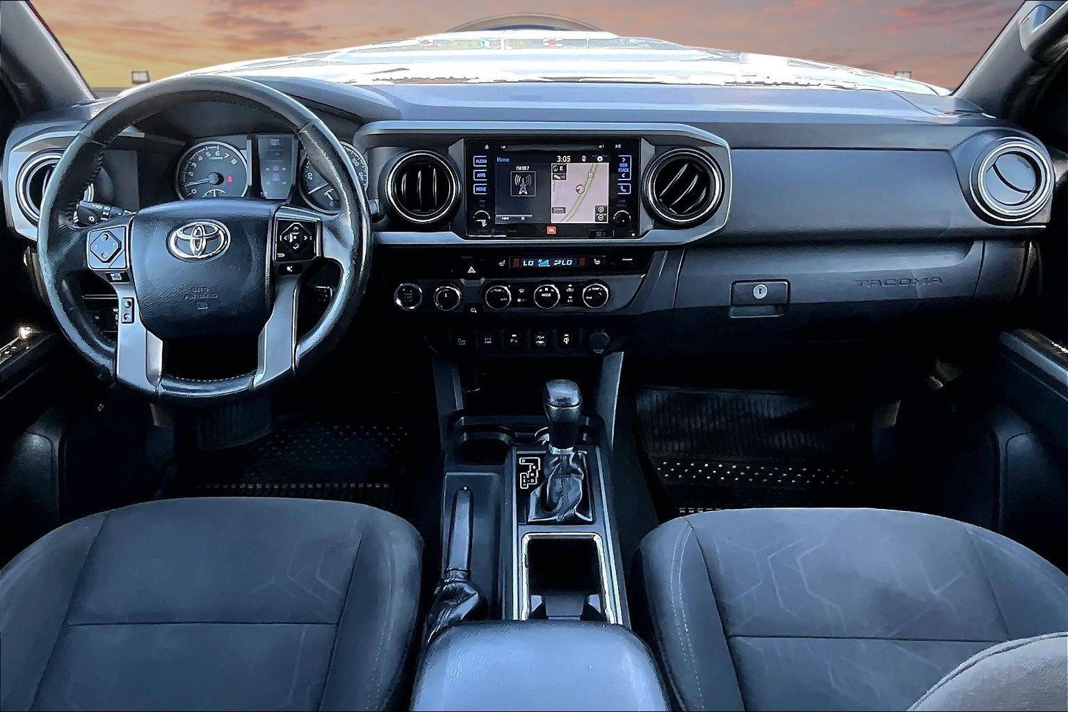 Used 2017 Toyota Tacoma TRD Sport AWD/4WD image 16