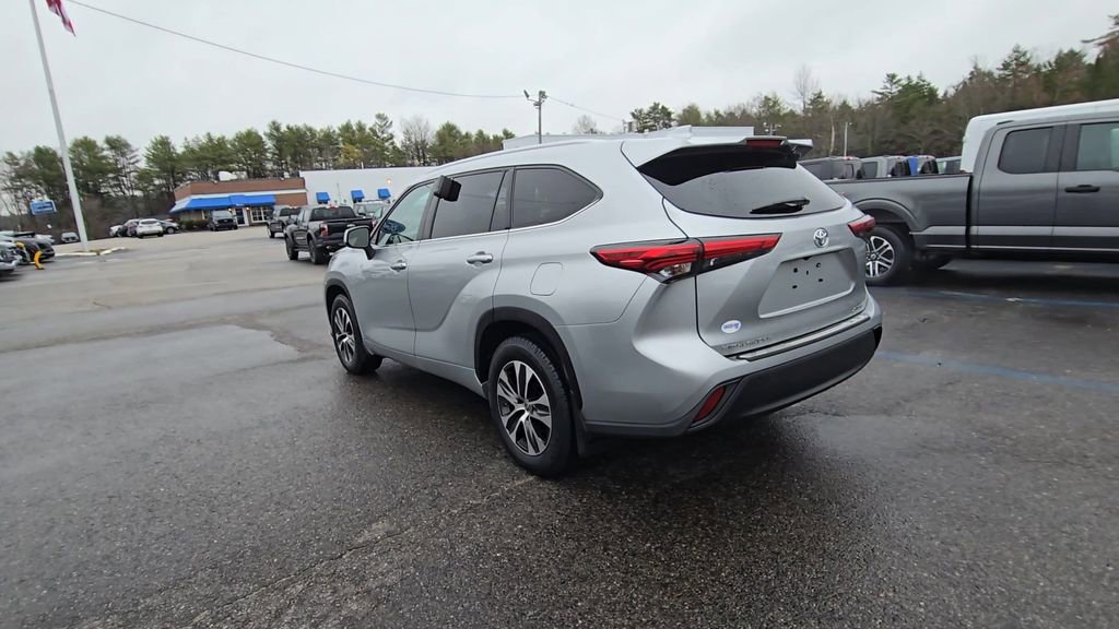 Used 2022 Toyota Highlander XLE AWD/4WD image 18