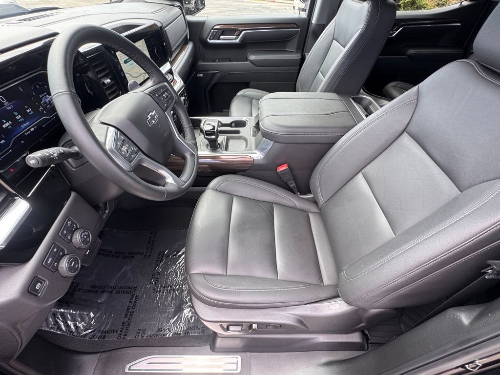 Used 2025 Chevrolet Silverado 1500 LT Trail Boss w/ LT Trail Boss Premium Package AWD/4WD image 17