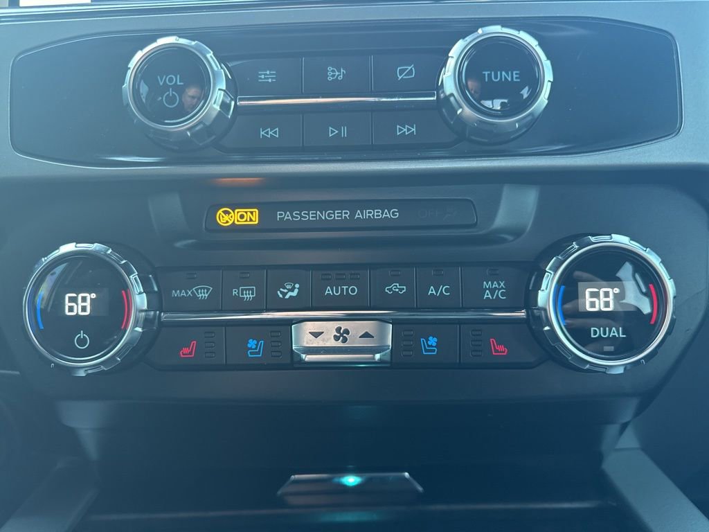 Certified 2022 Ford F350 Lariat w/ Black Appearance Package image 28