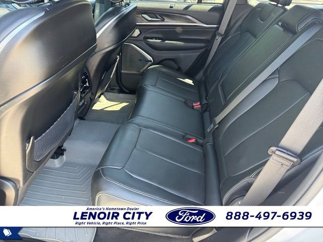 Used 2024 Jeep Grand Cherokee Overland w/ Luxury Tech Group IV AWD/4WD image 11