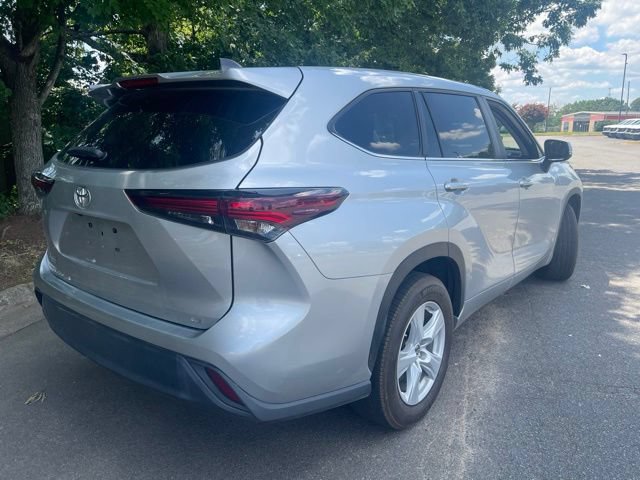 Used 2024 Toyota Highlander LE FWD image 5
