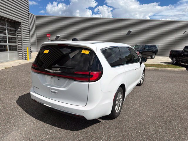 Used 2024 Chrysler Pacifica Touring-L FWD image 5