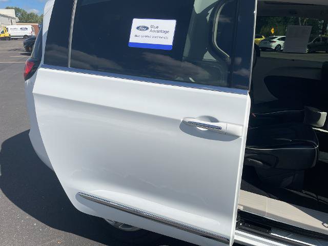 Used 2023 Chrysler Pacifica Limited AWD/4WD image 27