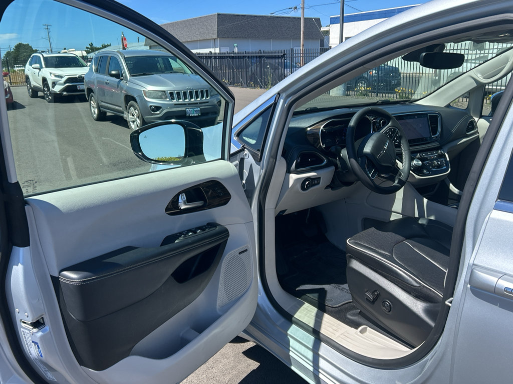 Used 2023 Chrysler Pacifica Limited w/ Uconnect Theater Family Group FWD image 13